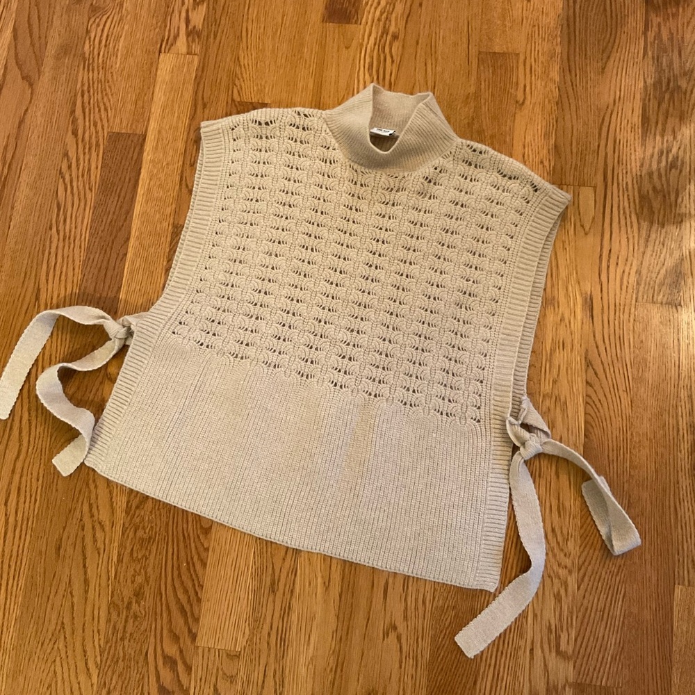 Anna & Ava- Beautiful Pullover Vest with Open Sides. Size OS